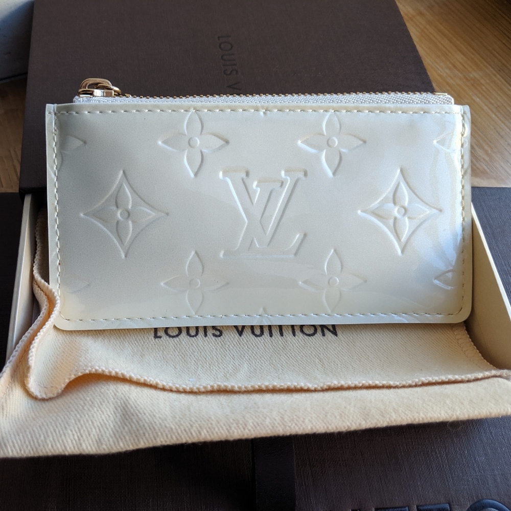 Louis Vuitton Vernis Pouch Cles Perle